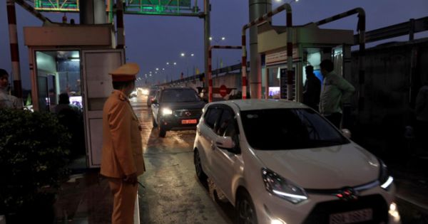 Sau nghỉ Tết người dân ùn ùn trở về Hà Nội, tắc dài trên cao tốc Pháp Vân - Cầu Giẽ