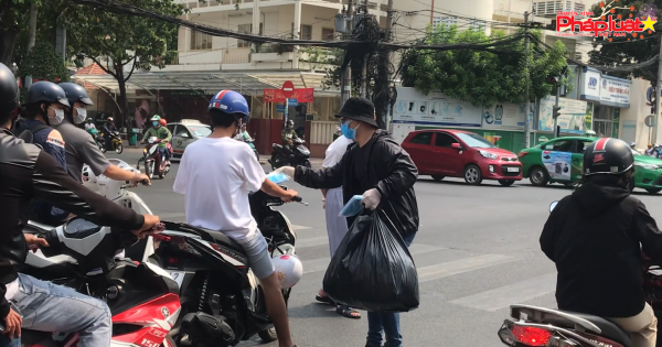 Phát khẩu trang miễn phí cho người đi đường tại TP.HCM
