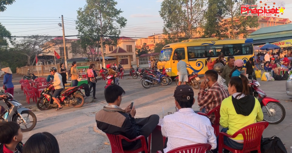 Sau Tết, bến xe khách nông thôn nhộn nhịp dòng người trở lại các thành phố lớn