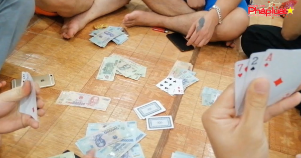 Bắt quả tang cán bộ phường đang “sát phạt” với giám đốc doanh nghiệp