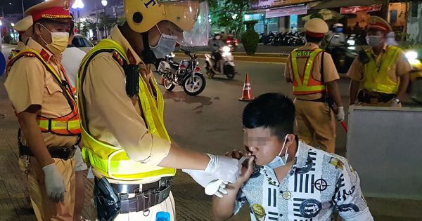 CSGT Sóc Trăng cho tài xế thổi vào bong bóng để đo nồng độ cồn