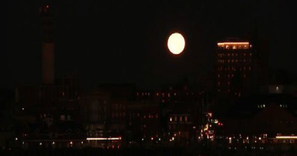 Hiện tượng siêu trăng tháng hai