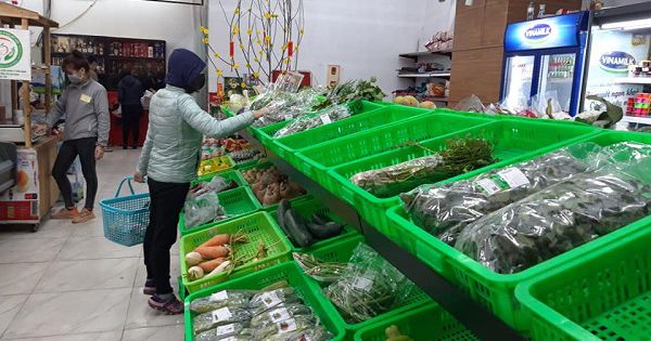 Rau xanh cháy hàng cục bộ vì người dân đổ xô mua hàng tích trữ