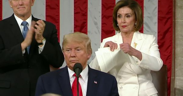Sốc: Chủ tịch hạ viện Mỹ Nancy Pelosi xé đôi thông điệp Liên bang của TT Trump