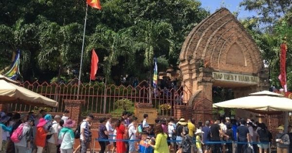 Chính thức mở cửa khu di tích Tháp Bà Ponagar và Hòn Chồng