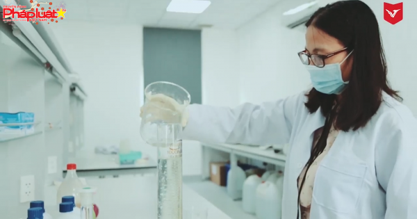 Trường ĐH tại TP HCM pha chế rửa tay sát khuẩn bằng dung dịch từ thảo mộc chống virus Corona