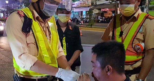 CSGT tạm dừng sử dụng phễu thổi khi đo nồng độ cồn