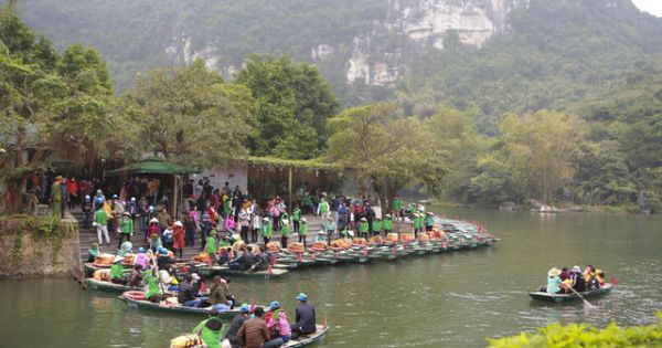 Hàng nghìn du khách trẩy hội Tràng An giữa đại dịch corona