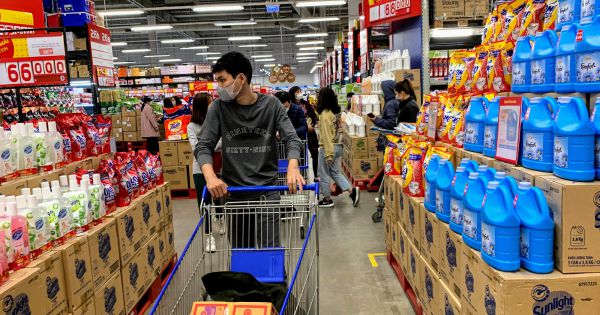 Đề nghị siêu thị, trung tâm thương mại nghiên cứu phát khẩu trang miễn phí cho khách