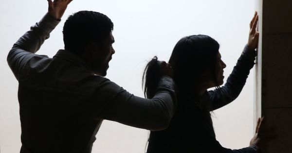 Giải cứu một phụ nữ bị chồng bạo hành dã man