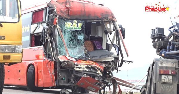 Huế: 7 người nhập viện cấp cứu, đầu 2 ô tô vỡ nát sau tai nạn liên hoàn