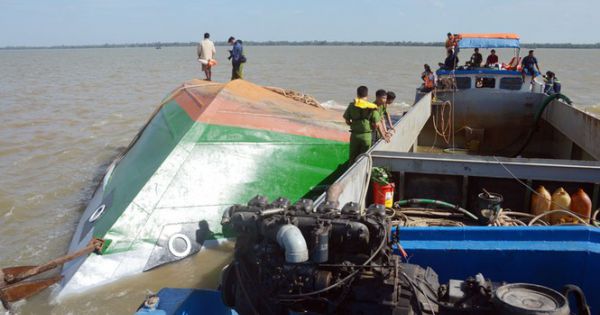 Cha chuyển hướng sà lan, 2 con nhỏ rớt xuống sông lớn mất tích