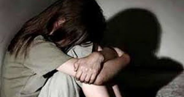 Gã hàng xóm dở trò đồi bại với bé gái 7 tuổi