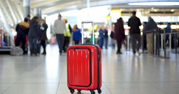 Kiện hành lý xách tay của khách nước ngoài mang nhiều thiết bị súng