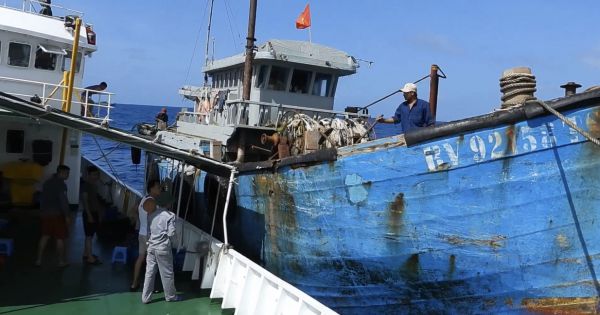 Tàu 205, Vùng 2 Hải quân cấp cứu 2 ngư dân trên biển