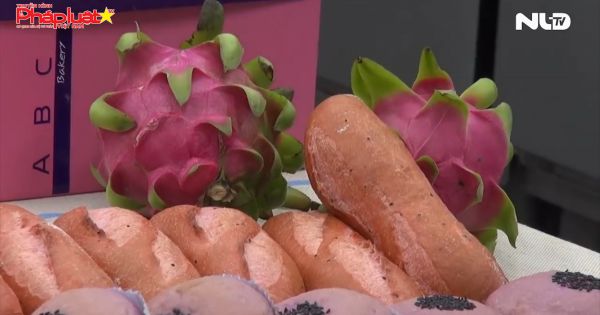 Người Sài Gòn xếp hàng mua bánh mì thanh long giữa mùa dịch Covid – 19