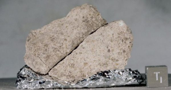 Tìm ra cách trích xuất thông tin từ một hạt bụi Mặt trăng