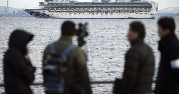 500 người chuẩn bị rời ổ dịch corona ở Nhật Bản