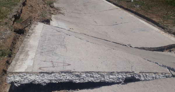 Cà Mau sụp lún hơn 100m đường phòng hộ đê biển Tây