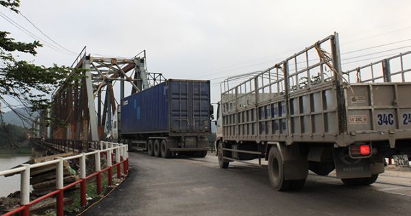 Cầu đường sắt xuống cấp