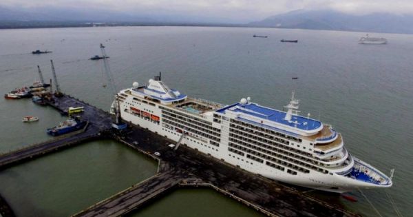 Bất chấp dịch COVID-19, 2 du thuyền chở 1300 khách du lịch đã cập cảng Chân Mây