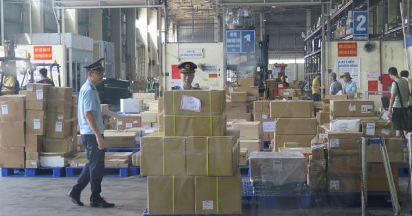 Phát hiện lô hàng cấm vận chuyển qua sân bay quốc tế Nội Bài