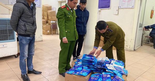 Tạm giữ “300 thẻ đeo diệt virus Corona” nhập lậu
