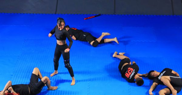 Choáng với màn 1 đấu 7 của H’Hen Niê sau lần nhập viện