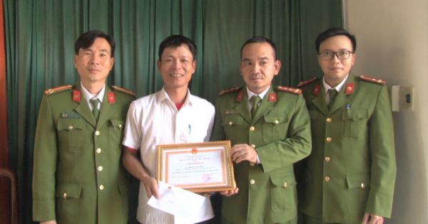 Tài xế xích lô lao mình xuống sông cứu người mẹ ôm con nhỏ tự tử