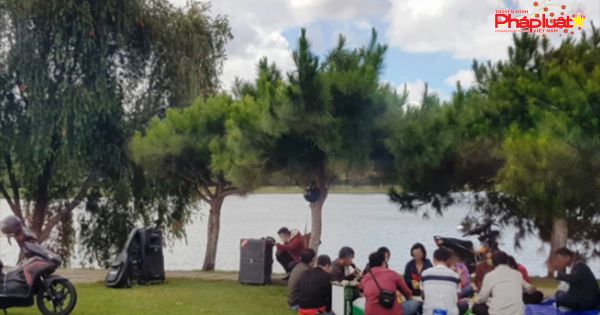 Chính thức cấm uống rượu bia tại công viên, nhà chờ xe buýt