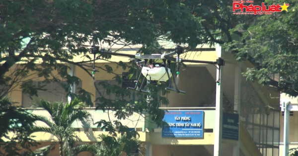 Giảng viên chế tạo máy bay phun thuốc trừ sâu