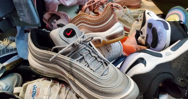 Đồ Louis Vuitton, Chanel, Rolex nghi giả mạo bán tại The Manor Hà Nội