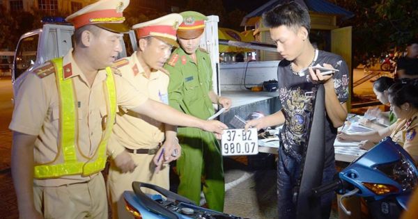 Kiểm tra giấy tờ xe, 2 công an bị nhóm thanh niên tấn công