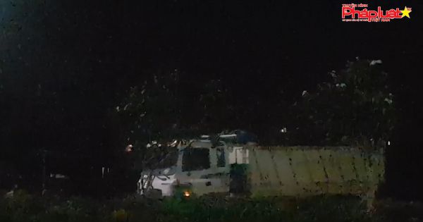 Chuyên đề rác thải kỳ 3: Xe ben chở bùn thải đi san lấp mặt bằng