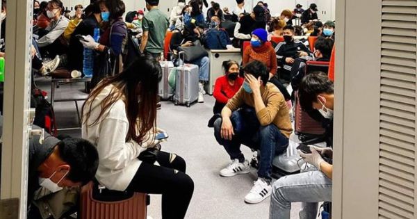 Hàng trăm người về từ Hàn Quốc kẹt nhiều giờ tại Nội Bài