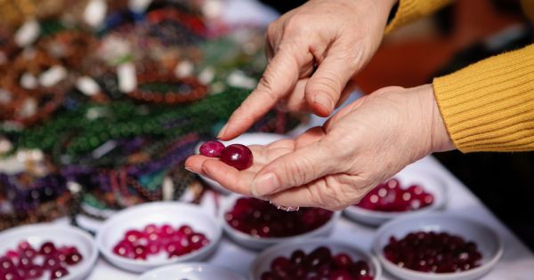 Chợ đá quý tiền tỷ trong hẻm nhỏ