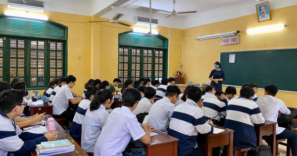 Những học sinh đầu tiên trở lại trường sau đợt nghỉ Covid-19