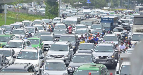 Ôtô vào sân bay được miễn phí trong 10 phút