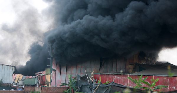 Cháy lớn tại khu xưởng rộng hơn 1.000 m2 trong khu công nghiệp