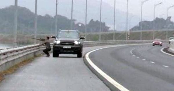 Dừng ôtô trên cao tốc để bắn chim