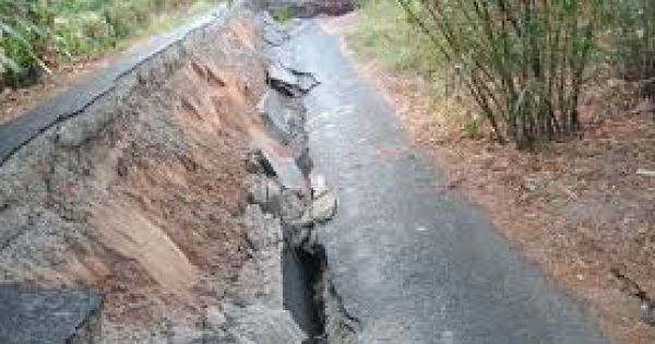 Đường ở Cà Mau bị sụt lún nghiêm trọng