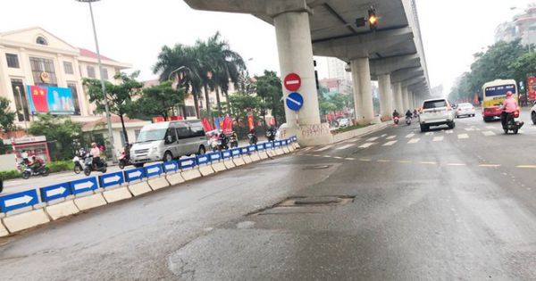 Mặt đường Cầu Giấy - Nhổn bị 'băm nát' sau khi dỡ hàng rào metro