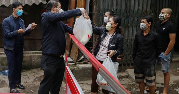 Tiếp tế lương thực cho người dân trong khu cách ly