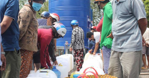 Dùng sà lan chuyển 6.000 m³ nước ngọt cho người dân vùng hạn mặn