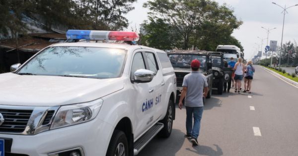 Du khách quốc tế hợp tác khai báo y tế tại chốt chặn Đà Nẵng-Hội An