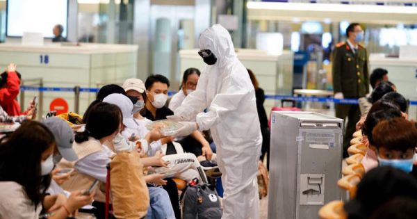 100 sinh viên Đại học Y Hà Nội tình nguyện đến sân bay Nội Bài chống dịch Covid-19