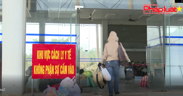Cách ly gần 400 người, phương tiện chở hàng hóa ùn tắc tại cửa khẩu