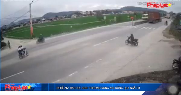 Nghệ An: Hai học sinh thương vong khi dừng qua ngã tư