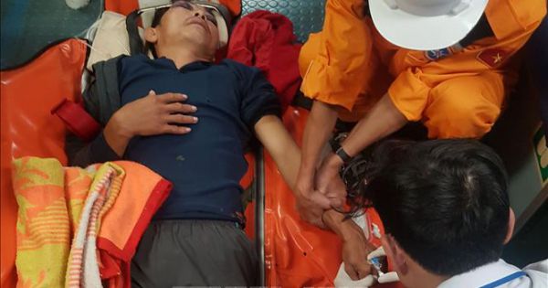 Tàu SAR 412 cứu thuyền viên bị nạn trên vùng biển Hoàng Sa