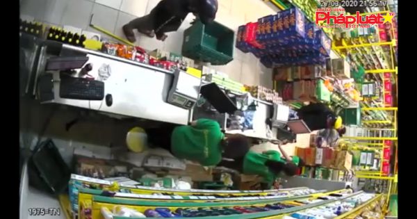 Hai thanh niên dùng súng cướp Bách Hóa Xanh ở quận Tân Phú